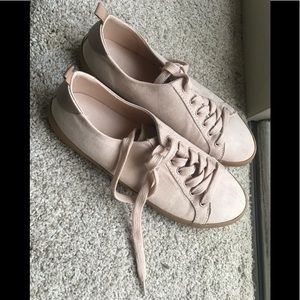 GAP PAIR OF WOMEN’S SHOES 👟
